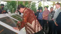 Menteri Kordinator Bidang Perekonomian Airlangga Hartarto menandatangani batu prasasti sekaligus meluncurkan beroperasinya 6 Perusahaan Asing di Kawasan Wiraraja Industrial, Batam, Senin (5/6/2023).(Ajang/Liputan6.com)