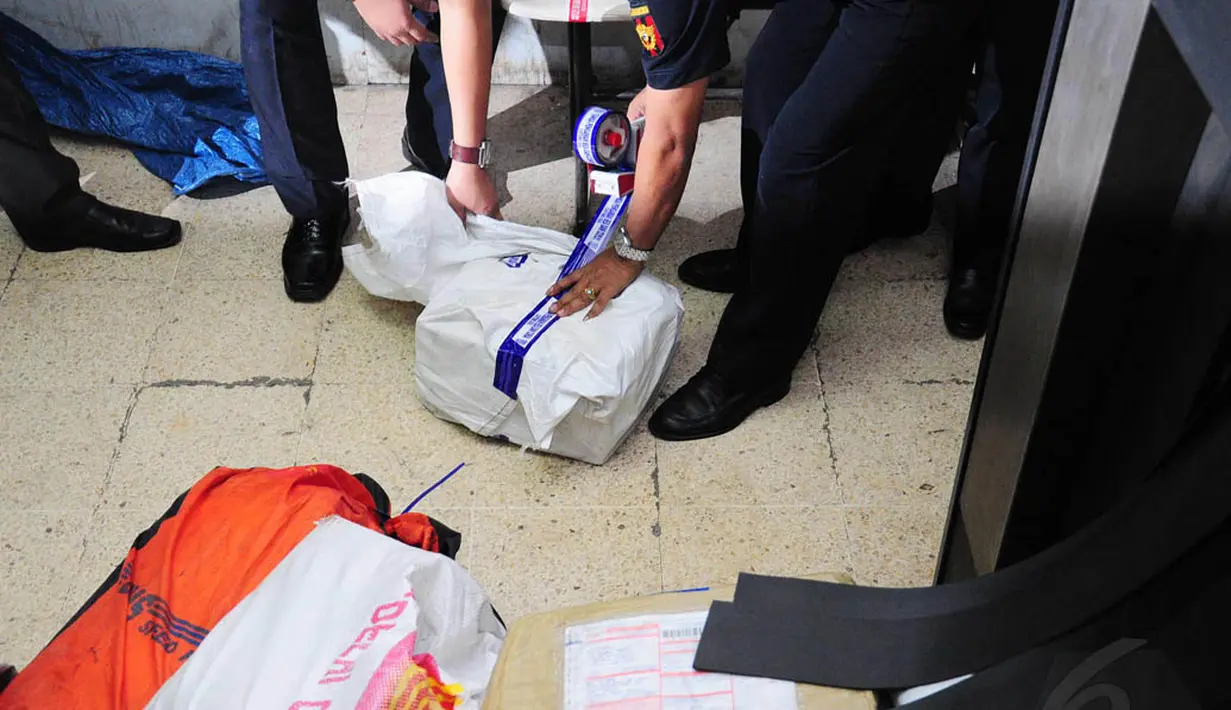 Kemasan sabu seberat total 35 kg itu tidak tampak mencurigakan karena para pelaku hanya memasukkan sabu ke dalam kantong plastik dan dikemas menggunakan kardus, Jakarta, Selasa (1/7/14). (Liputan6.com/Faizal Fanani)