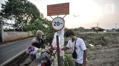 Pedagang saat melayani peziarah yang membeli bunga di TPU Rorotan, Jakarta, Selasa (10/8/2021). Adanya TPU Rorotan yang dikhususkan untuk pemakaman jenazah pasien Covid-19 membawa rezeki baru bagi warga setempat, yakni berjualan bunga bagi peziarah. (merdeka.com/Iqbal S. Nugroho)