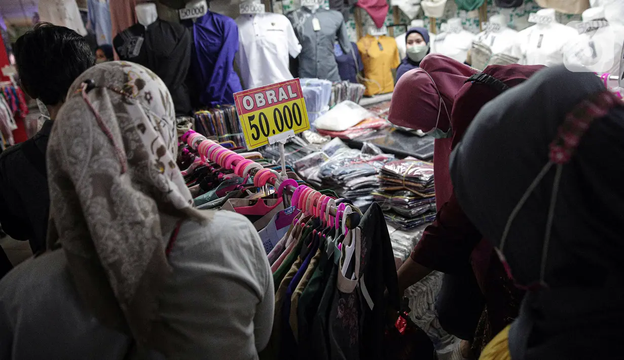 Warga memilih perlengkapan ibadah di Pasar Tanah Abang Blok A, Jakarta, Senin (4/4/2022). Penjualan busana muslim seperti mukena, kerudung, sajadah dan sarung mengalami peningkatan di bulan Ramadhan. (Liputan6.com/Faizal Fanani)