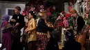 Wakil Presiden Jusuf Kalla dan Istri Mufidah memberi selamat saat pernikahan Kahiyang Ayu dan Bobby Nasution di  Graha Saba Buana, Solo, Rabu (8/11). (Liputan6.com/Pool/Jimboengphoto)