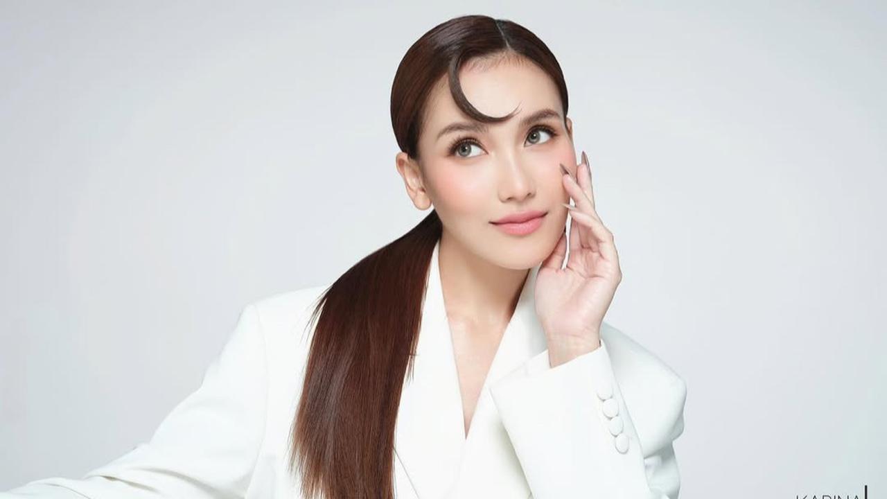 4 Potret Terbaru Ayu Ting Ting dengan Outfit Serba Putih dan Poni Bulan Sabit yang Unik