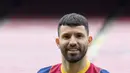 Penyerang Manchester City asal Argentina, Sergio Aguero berpose selama presentasi resminya sebagai pemain baru Barcelona di stadion Camp Nou, Spanyol (31/65/2021).  Barcelona dan Sergio Aguero sama-sama sepakat untuk menyelipkan klausul pelepasan dalam kontraknya. (AFP Photo/Lluis Gene)