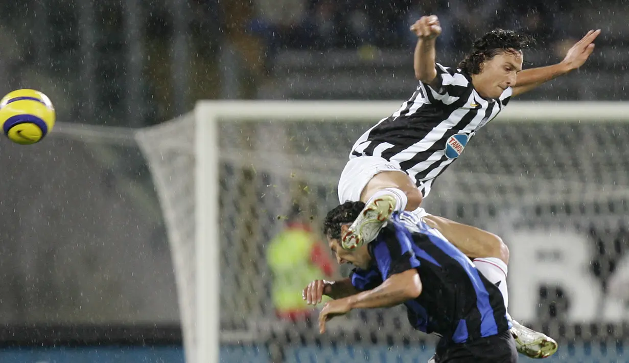 Zlatan Ibrahimovic saat berkostum Juventus pada tahun 2004 hingga 2006 dan mencetak 23 gol dengan 69 kali penampilan. (AFP/Paco Serinelli)