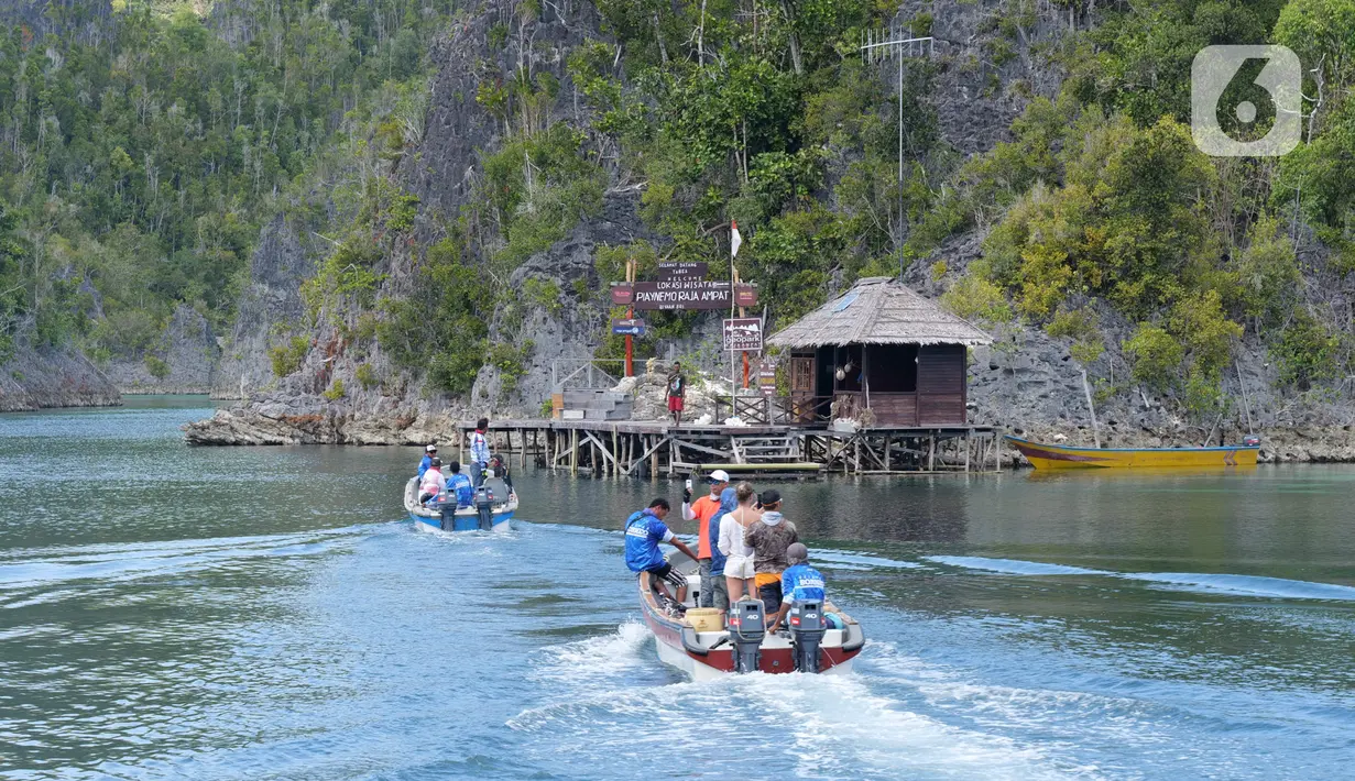 <p>Rombongan wisatawan menuju kawasan Piaynemo, Raja Ampat, Papua Barat, Jumat (22/11/2019). Keindahan dan panorama alam masih menjadi daya tarik utama wisatawan baik lokal maupun mancanegara berkunjung ke kawasan Raja Ampat. (Liputan6.com/Herman Zakharia)</p>