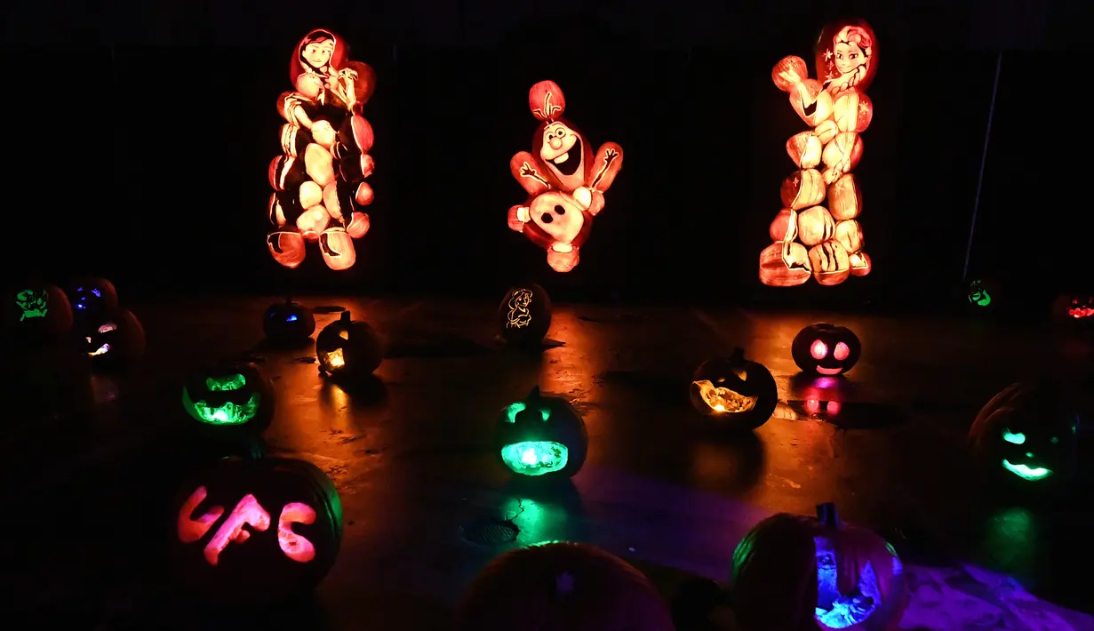 Sejumlah labu diukir berbentuk tokoh Walt Disney ditampilkan dalam pameran Rise of the Jack O'Lanterns pada perayaan malam Festival Halloween di Los Angeles, California (16/10). Halloween dirayakan setiap tahun pada tanggal 31 Oktober. (AFP/Mark Ralston)
