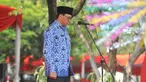 Gubernur DKI Jakarta Basuki T Purnama (Ahok) mengheningkan cipta saat memimpin upacara peringatan Hari Pahlawan di lapangan eks IRTI Monas, Jakarta, Selasa (10/11). Upacara itu diikuti  para PNS di lingkungan Pemprov DKI. (Liputan6.com/Gempur M Surya)