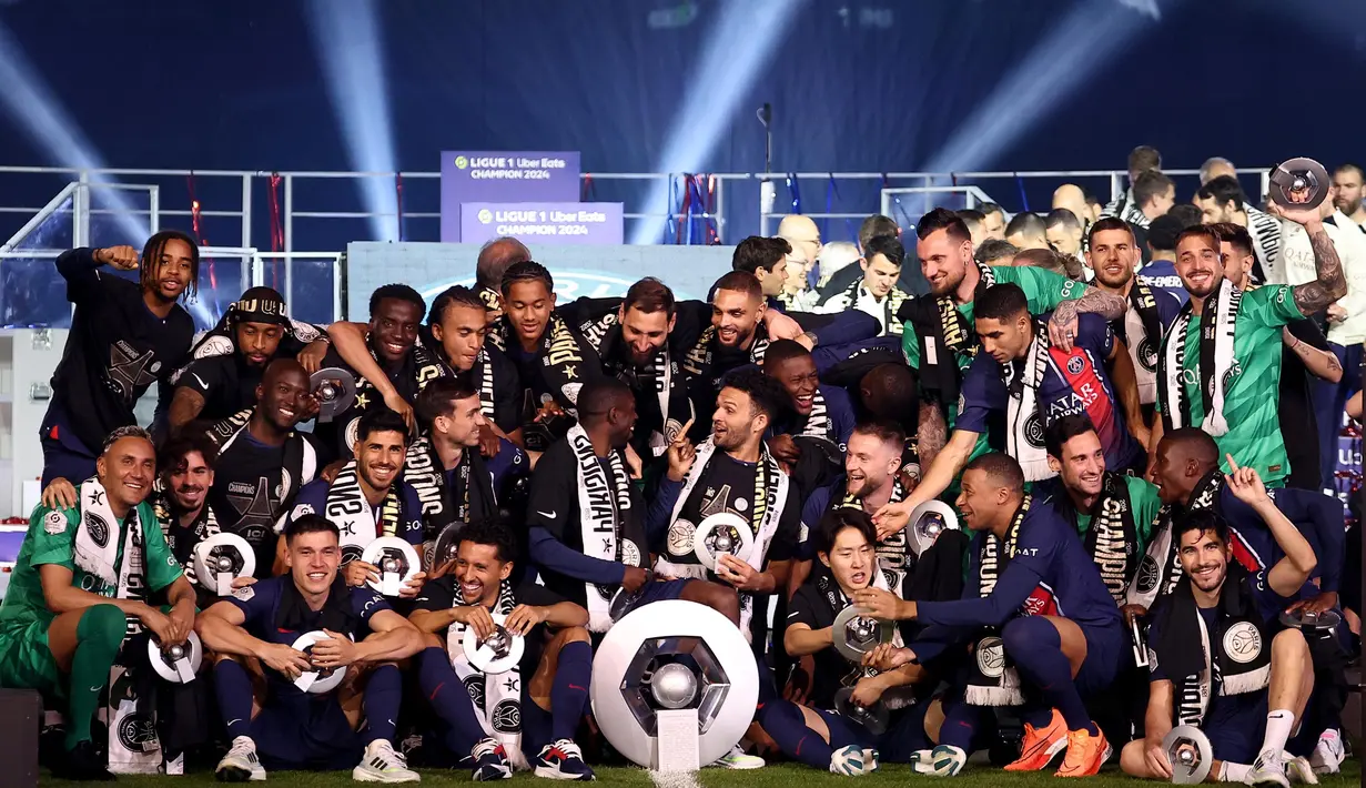 Para pemain Paris Saint-Germain merayakan dengan trofi juara Ligue 1 Prancis di stadion Parc des Princes, Paris pada 12 Mei 2024. (FRANCK FIFE/AFP)