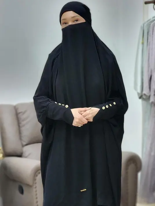 Penampilan Maia Estianty lalu dipuji netizen. Tak sedikit dari mereka juga berdoa agar ibu El Rumi itu istiqomah.[instagram/maiaestiantyreal]