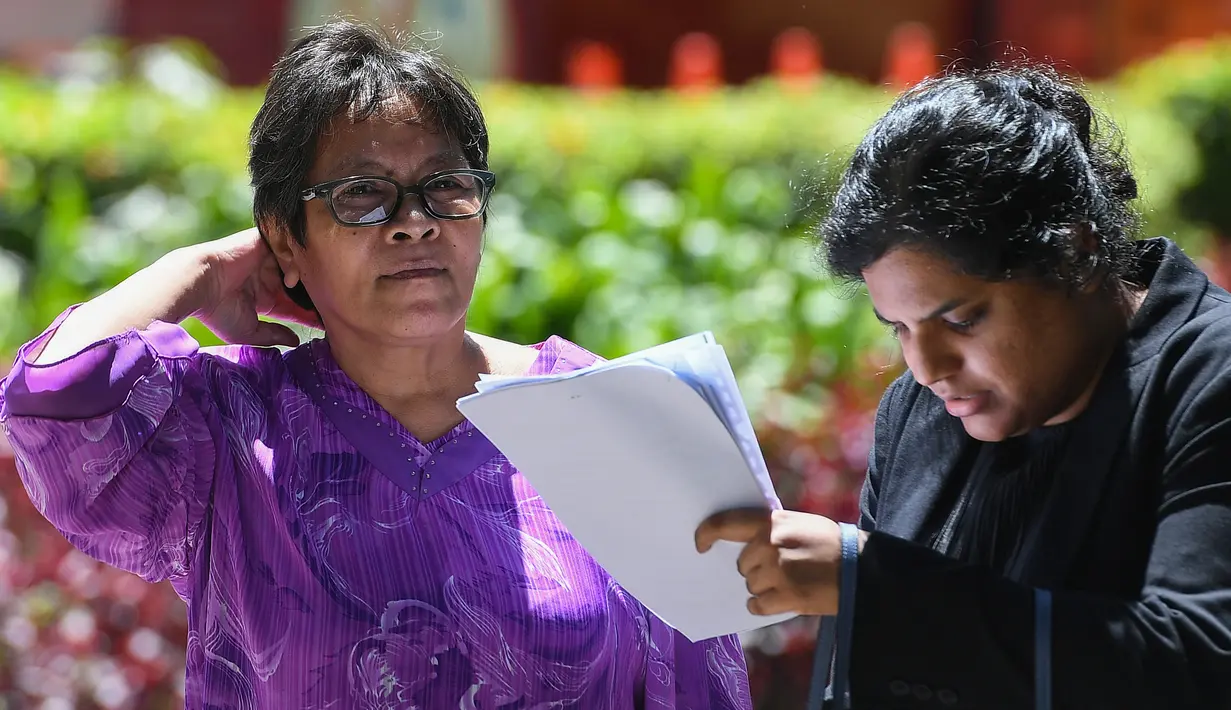 Seorang nenek Australia, Maria Elvira Pinto Exposto meninggalkan gedung pengadilan setelah persidangan kasus narkoba di Putrajaya, Kuala Lumpur, Selasa (26/11/2019). Nenek 55 tahun itu mengaku dijebak agar membawa narkoba masuk ke Malaysia setelah terjerat penipuan asmara online. (Mohd RASFAN/AFP)