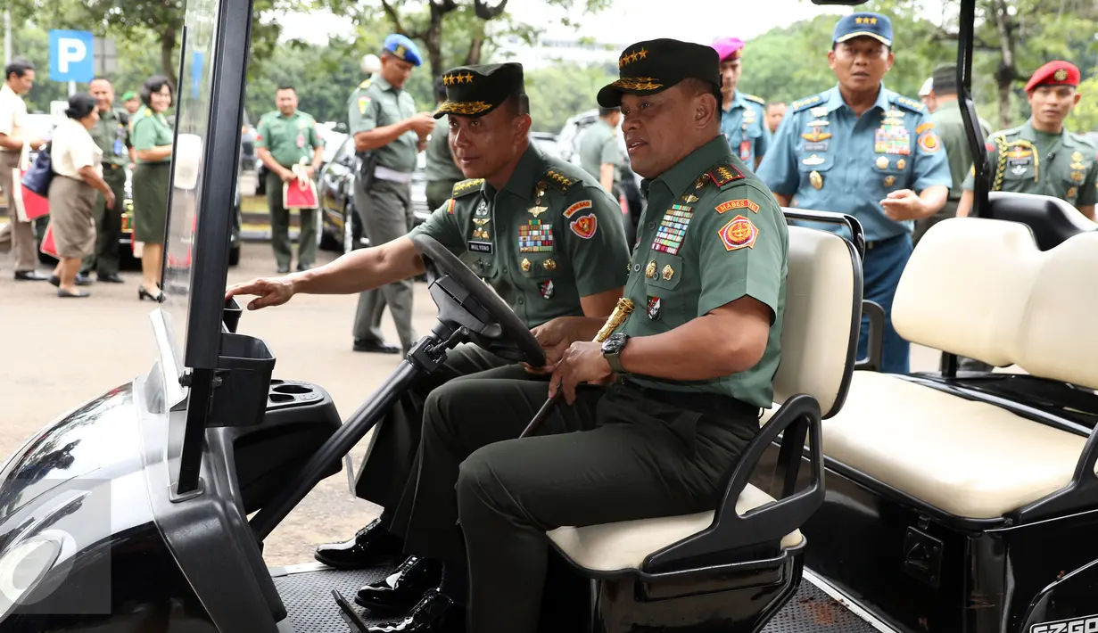 Panglima TNI, Jenderal Gatot Nurmantyo bersama KSAD, Jenderal Mulyono usai menghadiri perayaan Natal Bersama TNI di GOR Ahmad Yani, Mabes TNI, Jakarta, Rabu (11/1). 3.000 prajurit dan PNS hadir dalam perayaan tersebut. (Liputan6.com/Helmi Fithriansyah)