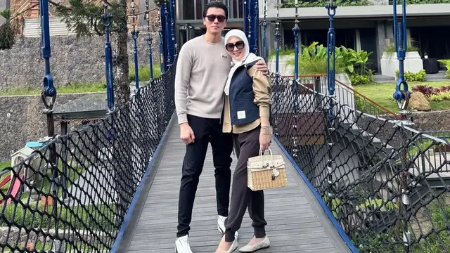 Syahrini  membawa tas Hermes model rotan seharga miliaran rupiah saat piknik di kebun teh. [@princessyahrini]