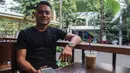 Gelandang Persib Bandung, Dedi Kusnandar, menikmati kopi sore di Ciwalk, Jawa Barat, Sabtu (7/1/2017). Mantan gelandang Sabah FC itu menikmati kopi sambil berbincang-bincang dengan kru Bola.com. (Bola.com/Vitalis Yogi Trisna)