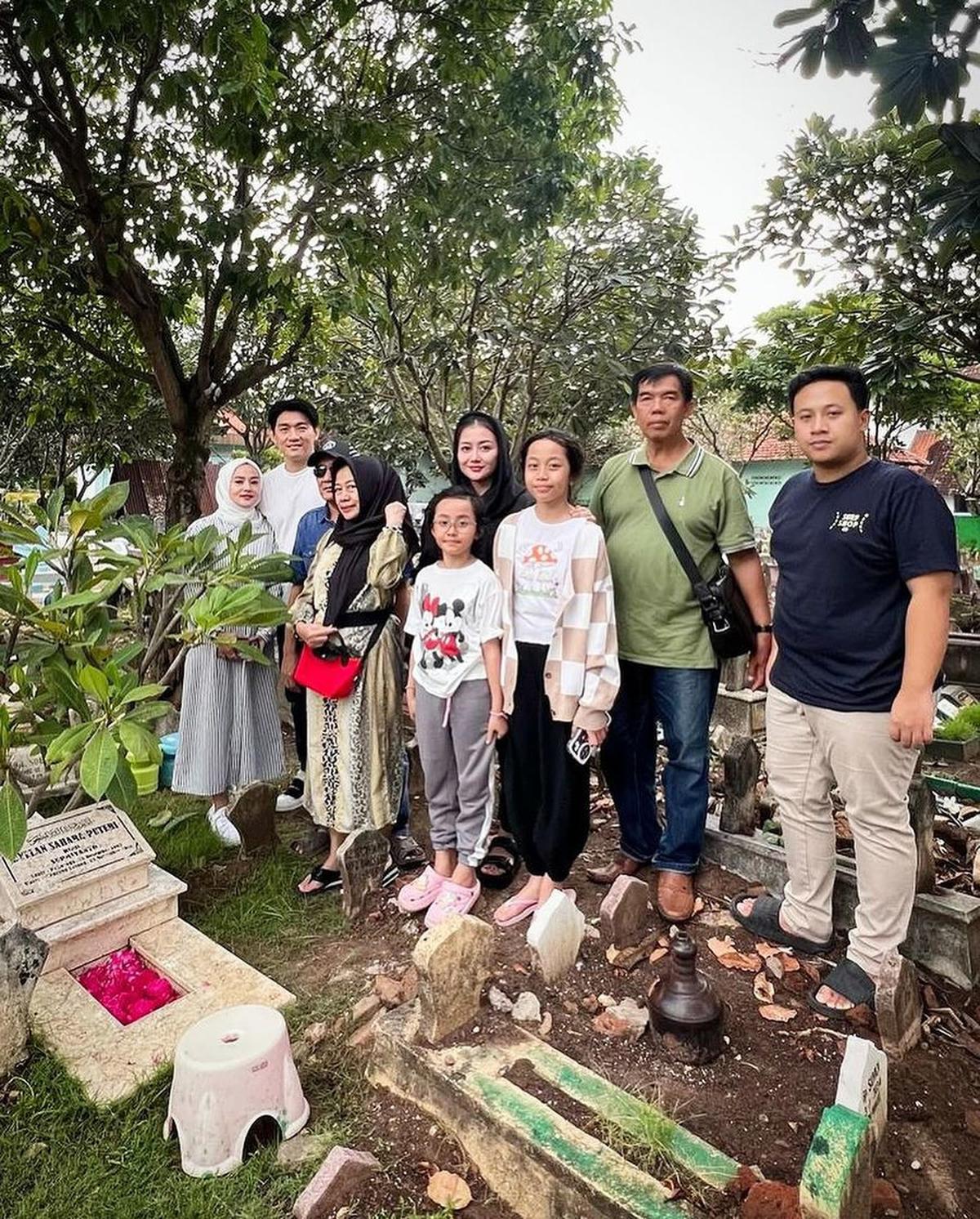 Ifan Seventeen Ajak Istri dan Keluarga Ke Makam Dylan