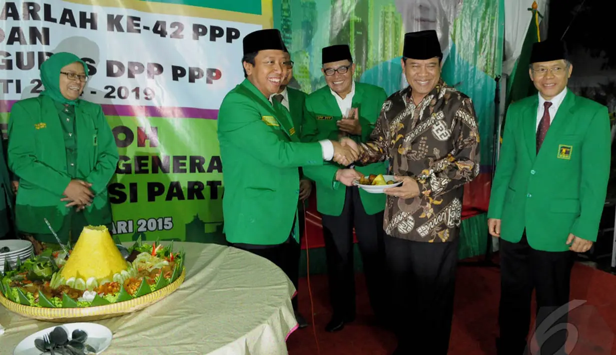Ketum PPP, Romy (kiri) saat menyerahkan potongan tumpeng pertama kepada Menkopolhukam Tedjo Edhy (kanan) dalam acara Harlah ke-42 PPP di Gedung Jooang 45, Jakarta, Senin (5/1/2015). (Liputan6.com/Andrian M Tunay)