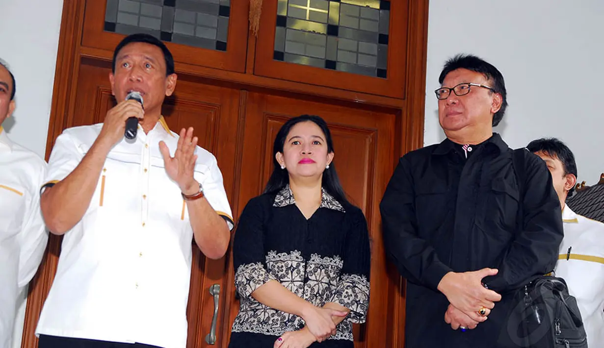 Wiranto menyambangi kediaman Ketua Umum PDIP Megawati Soekarnoputri, di Menteng, Jakarta, Sabtu (17/5/2014)(Liputan6.com/Miftahul Hayat)