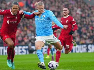 Pemain Liverpool, Virgil van Dijk (kiri) mencoba menghentikan pemain Manchester City Erling Haaland selama pertandingan sepak bola Liga Premier Inggris di Stadion Anfield, Liverpool, Inggris, Minggu, 10 Maret 2024. (AP Photo/Jon Super)