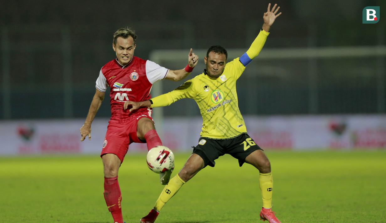 Bek Persija Jakarta, Rezaldi Hehanusa (kiri), berebut bola dengan penyerang Barito Putera, Rizky Pora, pada laga perempat final Piala Menpora 2021 di Stadion Kanjuruhan, Malang, Sabtu (10/4/2021). Persija Jakarta menang dengan skor 1-0. (Bola.com/Arief Ba