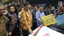 Wakil Presiden Jusuf Kalla dan Menteri Peridustrian Airlangga Hartarto meninjau stan pameran Gaikindo Indonesia Internasional Auto Show (GIIAS) 2019 di ICE BSD, Tangerang, Kamis (18/7/2019). Pameran otomotif terbesar di Indonesia tersebut mengusung tema Future in Motion. (Liputan6.com/Fery Pradolo)