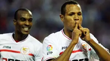 Selebrasi gol striker Sevilla asal Brasil Luis Fabiano ke gawang Athletic Bilbao dalam lanjutan La Liga di Ramon Sanchez Pizjuan Stadium, 24 Oktober 2010. Sevilla unggul 4-3. AFP PHOTO / JORGE GUERRERO 