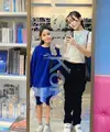 Seperti inilah potret OOTD Ayu Ting Ting dan Bilqis di Korea Selatan. Mereka terlihat tampil kompak dengan mengenakan outfit kasual. [Foto: Instagram.com/ayutingting 92]