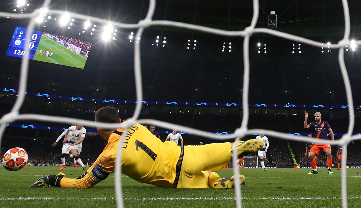 Kiper Tottenham Hotspur Hugo Lloris menepis tendangan penalti penyerang Manchester City Sergio Aguero saat bertanding pada leg pertama perempat final Liga Champions 2018-2019 di Tottenham Hotspur Stadium, London, Selasa (9/4). (Reuters/Paul Childs)