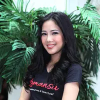 Sebagai pendatang baru didunia peran, Tistha Nurma banyak bertanya dengan para senior yang menjadi lawan mainnya. (Nurwahyunan/Bintang.com)