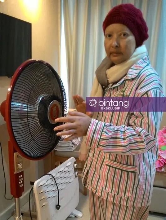 "Takut karena nggak bisa lihat mami secara langsung. Tapi aku percaya sama dokter di Cina, mami juga orang yang kuat. Aku harus berpikir positif kalau mami akan sembuh di sana," ungkap Aurelia di bandara Soekarno Hatta, Senin (30/1). (dok. Istimewa)