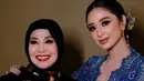 Dewi Perssik juga mengunggah potret bersama sang ibunda. Keduanya pun tampak sama-sama cantik. [@dewiperssik9]