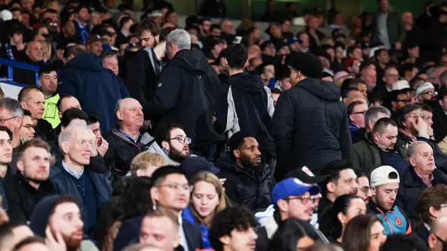 Foto: Fans Chelsea Pulang Duluan, Kecewa Berat The Blues Dipermalukan PSG di Liga Champions