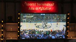 Tayangan layar NBA Finals antara Dallas Mavericks melawan Boston Celtics saat nonton bareng di Stark Taproom, Elysee, SCBD, Jakarta pada hari Sabtu (15/6/2024). (Bola.com/Syahkist Afi Daib)