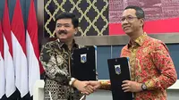 Menteri ATR/BPN Hadi Tjahjanto menyerahkan sertifikat Hak Pengelolaan (HPL) pada lokasi pembangunan tanggul laut (NCICD) untuk kawasan Kelurahan Cilincing dan Kalibaru. (Dok. Istimewa)
