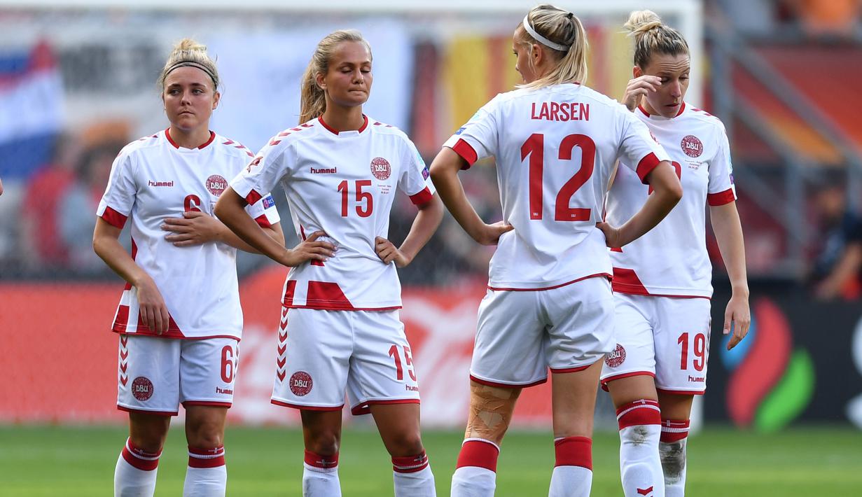 Wajah murung dan kecewa dari para pemain Denmark setelah kalah dari Belanda pada final Piala Eropa Wanita 2017 di FC Twente Stadium, Enschede, (6/8/2017). Belanda menang 4-1. (AFP/Daniel Mihailescu)