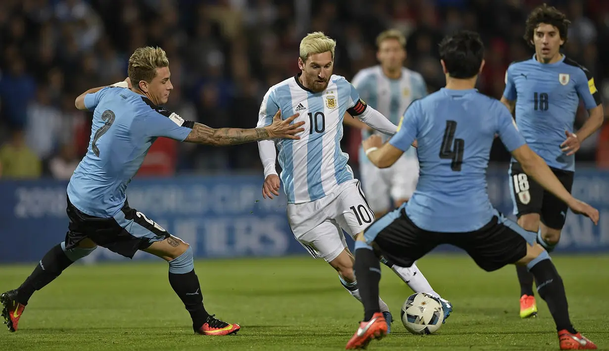Pada laga melawan Uruguay, Lionel Messi mampu membawa Argentina menang 1-0. (AFP/Juan Mabromata)