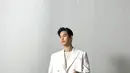 Kali ini, Kim Soo Hyun terlihat rupawan dalam balutan outfit serba putih. Ia memadukan kaus putih dengan setelan blazer dan celana panjang yang juga berwarna putih. [Foto: Instagram/soohyun_k216]