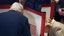 Calon Presiden AS dari Partai Demokrat, Hillary Clinton mengikuti Pilpres AS di Chappaqua, New York, AS, Selasa (8/11). Hillary bersaing dengan Donald Trump untuk menduduki kursi orang nomor 1 di AS. (AFP PHOTO / Brendan Smialowski)