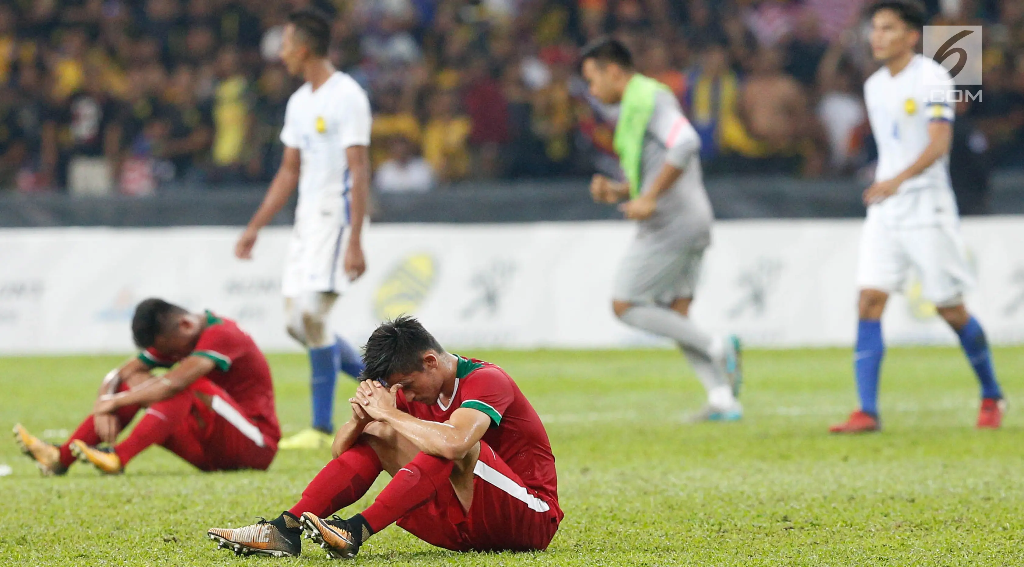 Pemain Timnas Indonesia U-22 terduduk dikalahkan Malaysia pada semifinal SEA Games di Stadion Shah Alam, Sabtu (26/8/2017). (Liputan6.com/Faizal Fanani)
