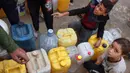<p>Kementerian Kesehatan Gaza juga telah menyoroti munculnya sejumlah penyakit endemik akibat fasilitas air bersih yang rusak. (BASHAR TALEB/AFP)</p>