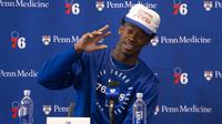 VJ Edgecombe dari Philadelphia 76ers menjawab pertanyaan dari media dalam konferensi pers NBA Jumat, 27 Juni 2025, di Camden, New Jersey. (Foto AP/Chris Szagola)