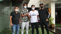 Manajer AHHA PS Pati FC, Doni Setiabudi dan Syaiful Indra Cahya meminta maaf kepada Sekretaris Persiraja, Rahmat Djailani dan Muhammad Nadhiif. (Istimewa).