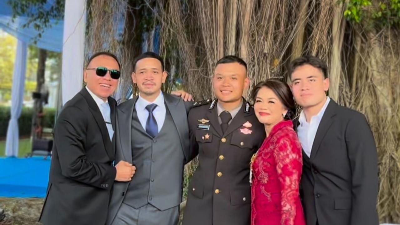 Peluk cium Iwan Bule ke anak lulusan Akpol dilantik Prabowo