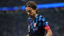 <p>Reaksi kecewa pemain Kroasia, Luka Modric setelah timnya kebobolan untuk yang kedua kalinya oleh Argentina saat laga semifinal Piala Dunia 2022 yang berlangsung di Lusail Stadium, Qatar, Selasa (13/12/2022). (AP Photo/Manu Fernandez)</p>