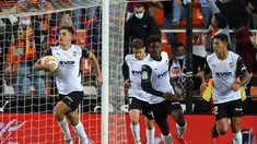 Pemain depan Valencia Hugo Duro (kiri) berselebrasi setelah mencetak gol menit ke-90+6 ke gawang Atletico Madrid pada pertandingan lanjutan La Liga Spanyol di stadion Mestalla di Valencia (8/11/2021). Valencia bermain imbang atas Atletico Madrid 3-3. (AFP/Jose Jordan)