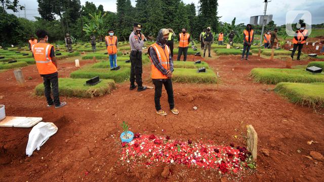 17 Pelanggar PSBB di Tangsel Diberi Hukuman Berdoa di Makam Korban COVID-19