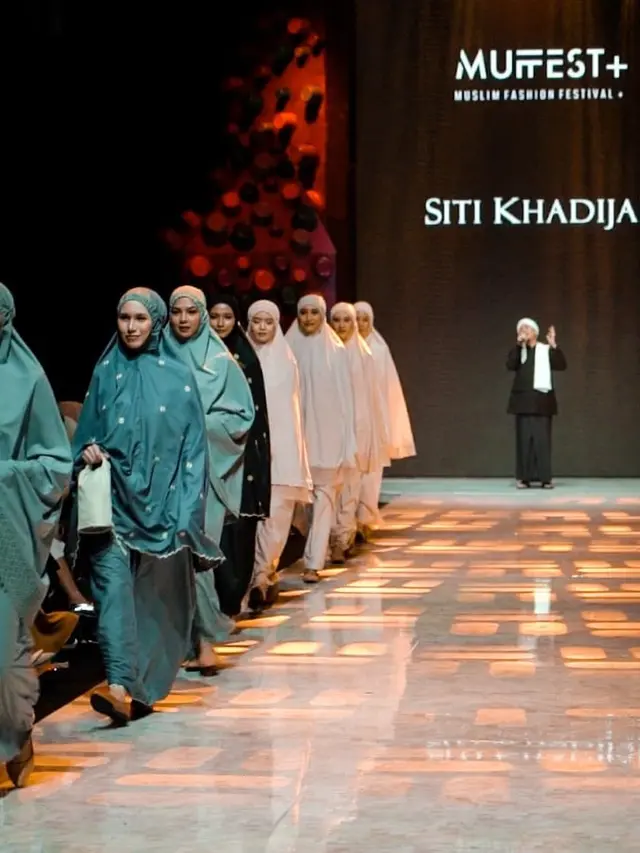 Opick menyanyikan lagu berjudul “Ramadan Tiba” untuk mengiringi runway koleksi terbaru brand Siti Khadijah.