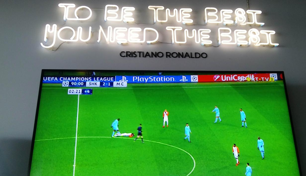 Kata-kata mutiara dari Cristiano Ronaldo terdapat dalam CR7 Corner Restaurant and Bar. Cristiano Ronaldo membangun bisnis pariwisata itu di kota kelahirannya Funchal.  (Bola.com/Reza Khomaini)