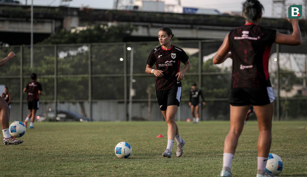 <p>Pemain Timnas Indonesia, Felicia Victoria de Zeeuw menggiring bola saat latihan jelang laga Kualifikasi Piala Asia 2026 yang berlangsung di lapangan latih Jakarta International Stadium (JIS), Jakrata Utara, Jumat (20/06/2025). (Bola.com/Bagaskara Lazuardi)</p>