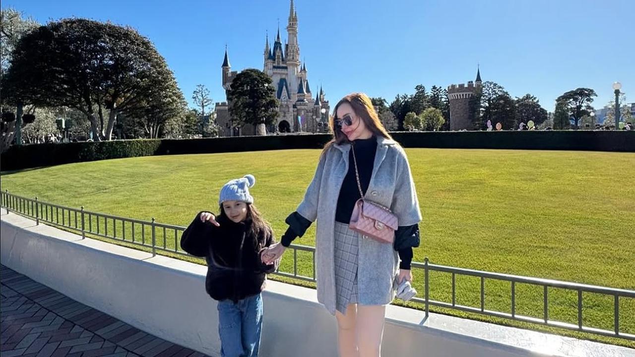 Potret Aura Kasih Liburan Ke Jepang Bersama Sang Anak Arabella, Cantik Bak Barbie Hidup