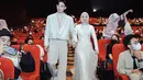 <p>Warna dress Dinda pun serasi dengan sang suami, Rey, mengenakan blazer pendek dengan inner dikombinasikan dengan celana cokelat dan sneakers putih. @dindahw</p>