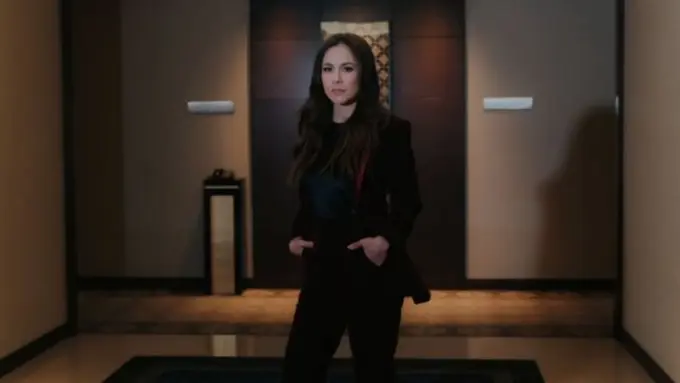 Gaya elegan Wulan Guritno dalam balutan jas. (credit:instagram.com/anggarcp/wulanguritno)